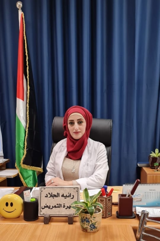 صوت| الممرضة رانية الجلاد.. بطلة امام مجمع فلسطين الطبي !
