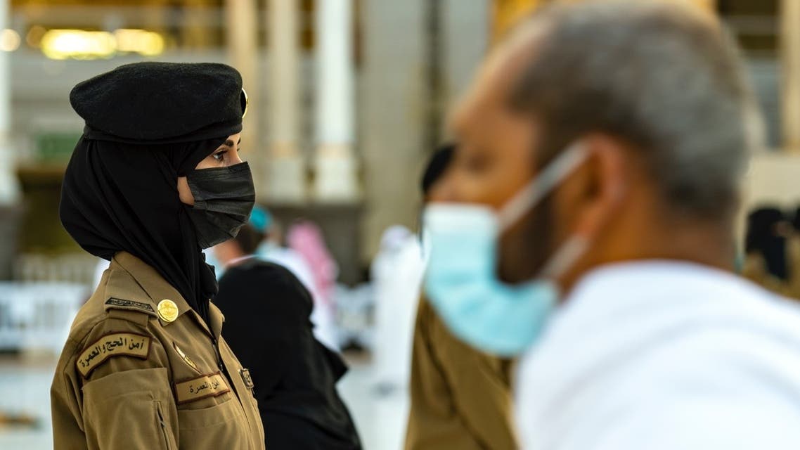 جنديات أمن الحج والعمرة يباشرن عملهن الحرم المكي
