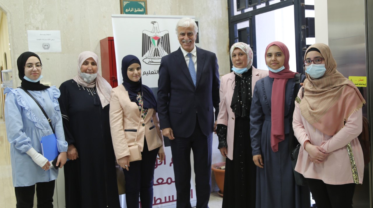 عورتاني يستضيف ثلاث طالبات باحثات متميزات من جنوب الخليل
