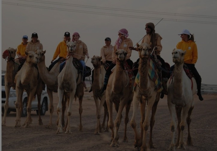 أول فريق نسائي لركوب الإبل في الإمارات
