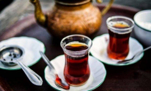إحذر أن تشرب الشاي في هذه الحالة.. قد يصيبك بالسرطان
