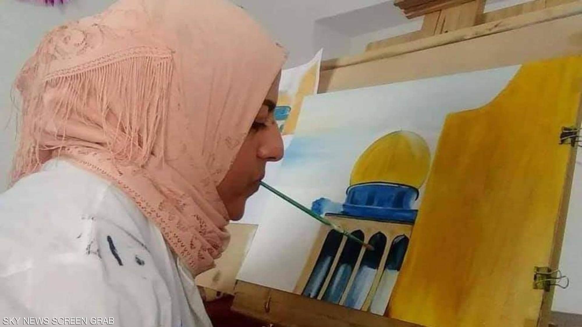 الفن بالفم.. تشكيلية تونسية تخوض "رحلة تحد وإبداع"
