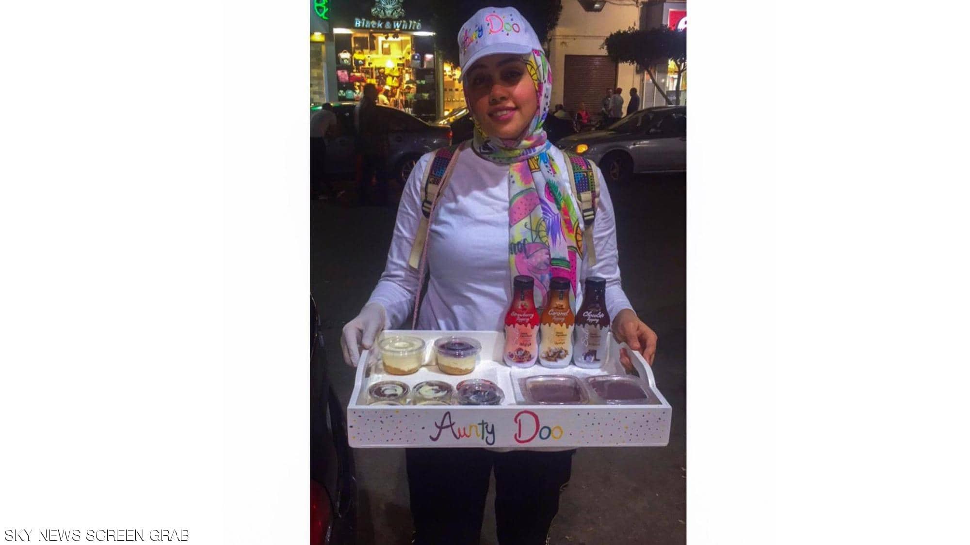 بطلات متجولات".. مصريات يعرضن أشغالهن اليدوية بالشارع
