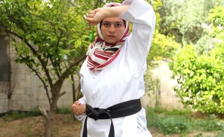 "ياسمين زقوت".. تؤدي تمارين الكاراتيه داخل منزلها بغزة بسبب "كورونا"
