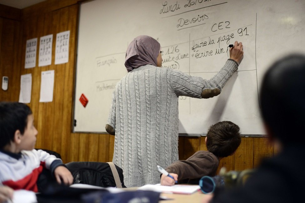 جريمة مروعة..مُعلم يقتل زوجته التي تعمل مُدرسة داخل المدرسة
