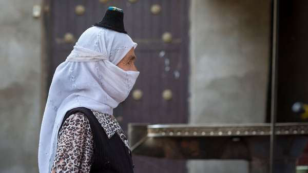 الإيغور: تويتر يحذف تغريدة سفارة صينية عن "تحرير" عقول نساء الأقلية المسلمة

