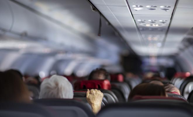 ماذا يحدث إذا توفي شخص وهو على متن الطائرة ؟
