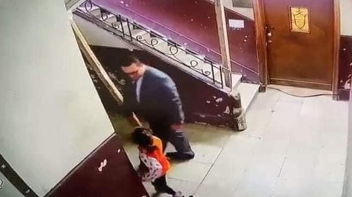 فيديو تحرش بطفلة يثير الغضب بمصر والأمن يلقي القبض على المجرم 
