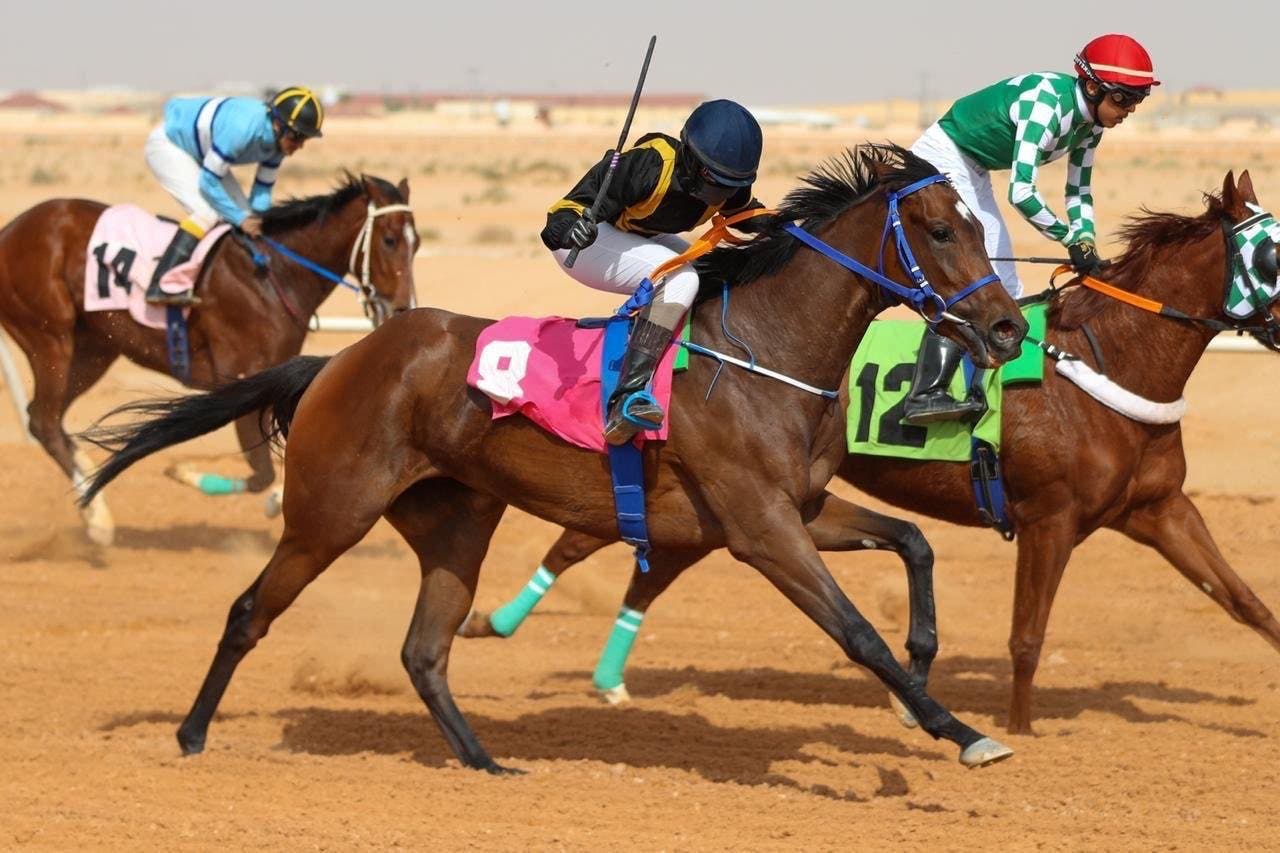 تعرف على أول فارسة سعودية تدخل سباقات الخيل
