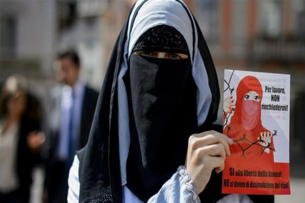 بأغلبية ضئيلة.. سويسرا توافق رسمياً على حظر النقاب
