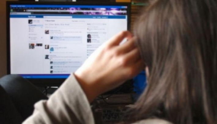 القبض على شخص بتهمة ابتزاز فتاة في نابلس
