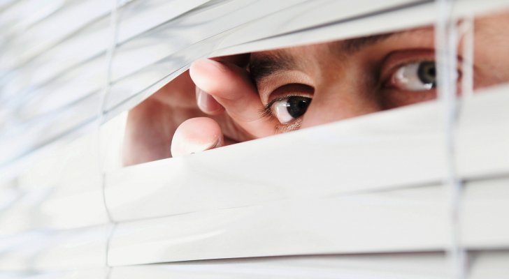 الإمارات تقرر حبس وإبعاد شاب عربي "تلصص" على جارته
