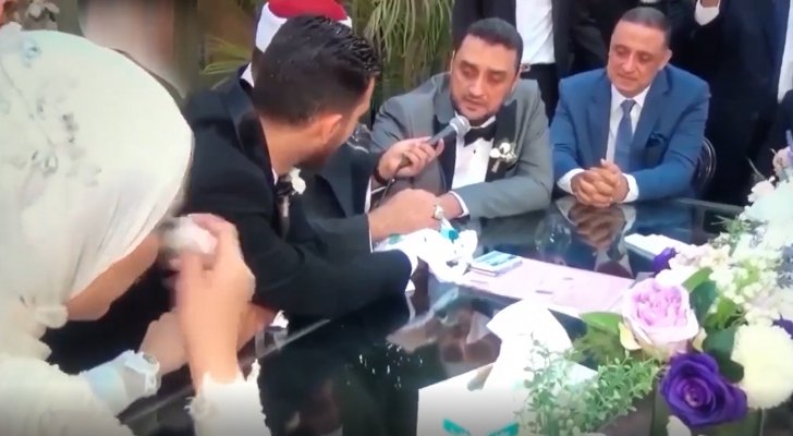 فيديو مؤثر لأب مصري يبكي ويُبكي الحاضرين خلال عقد قران ابنته
