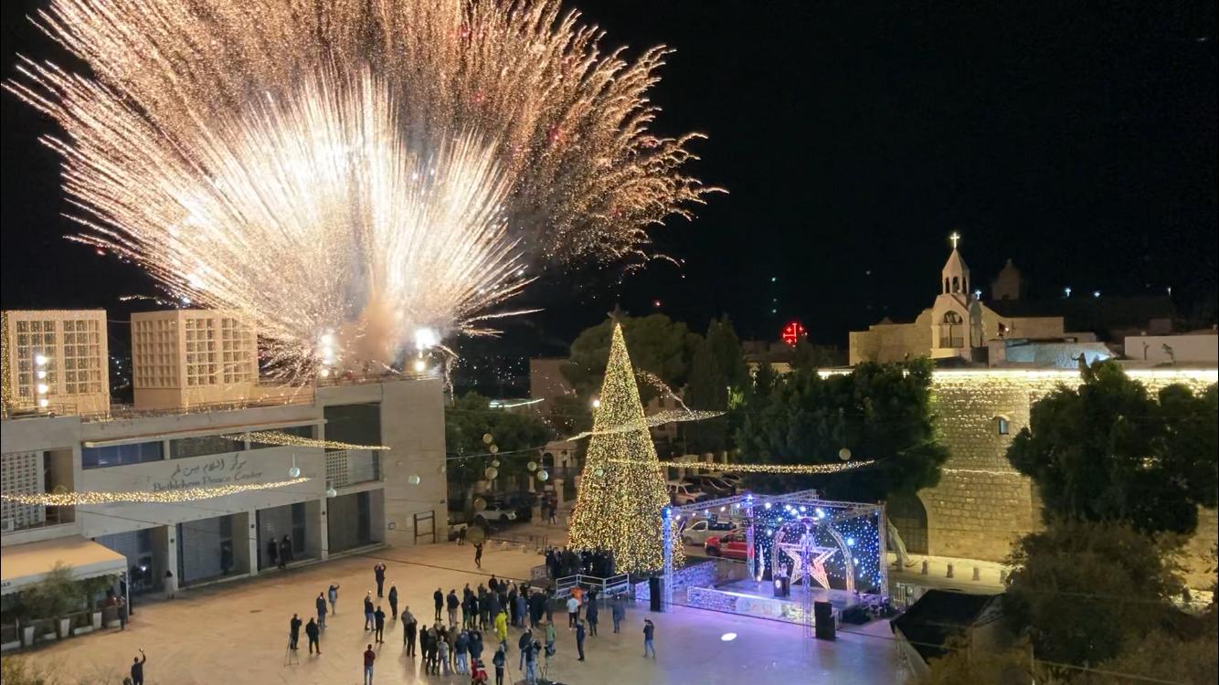 كهرباء القدس تساهم في إضاءة شجرة الميلاد وتزيين شوارع بيت لحم وبيت ساحور وبيت جالا
