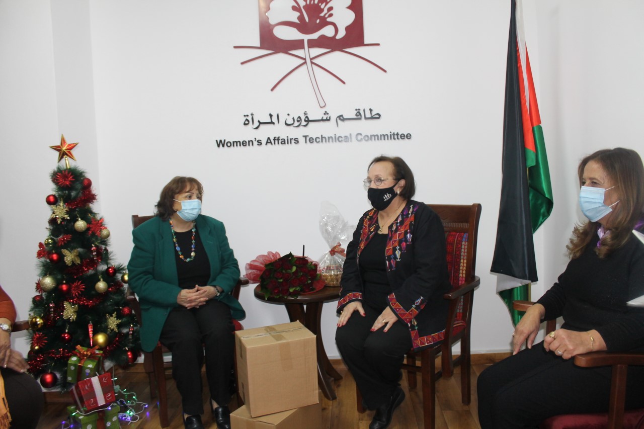 وزيرة الصحة الفلسطينية الدكتورة مي كيلة تزور طاقم شؤون المرأة
