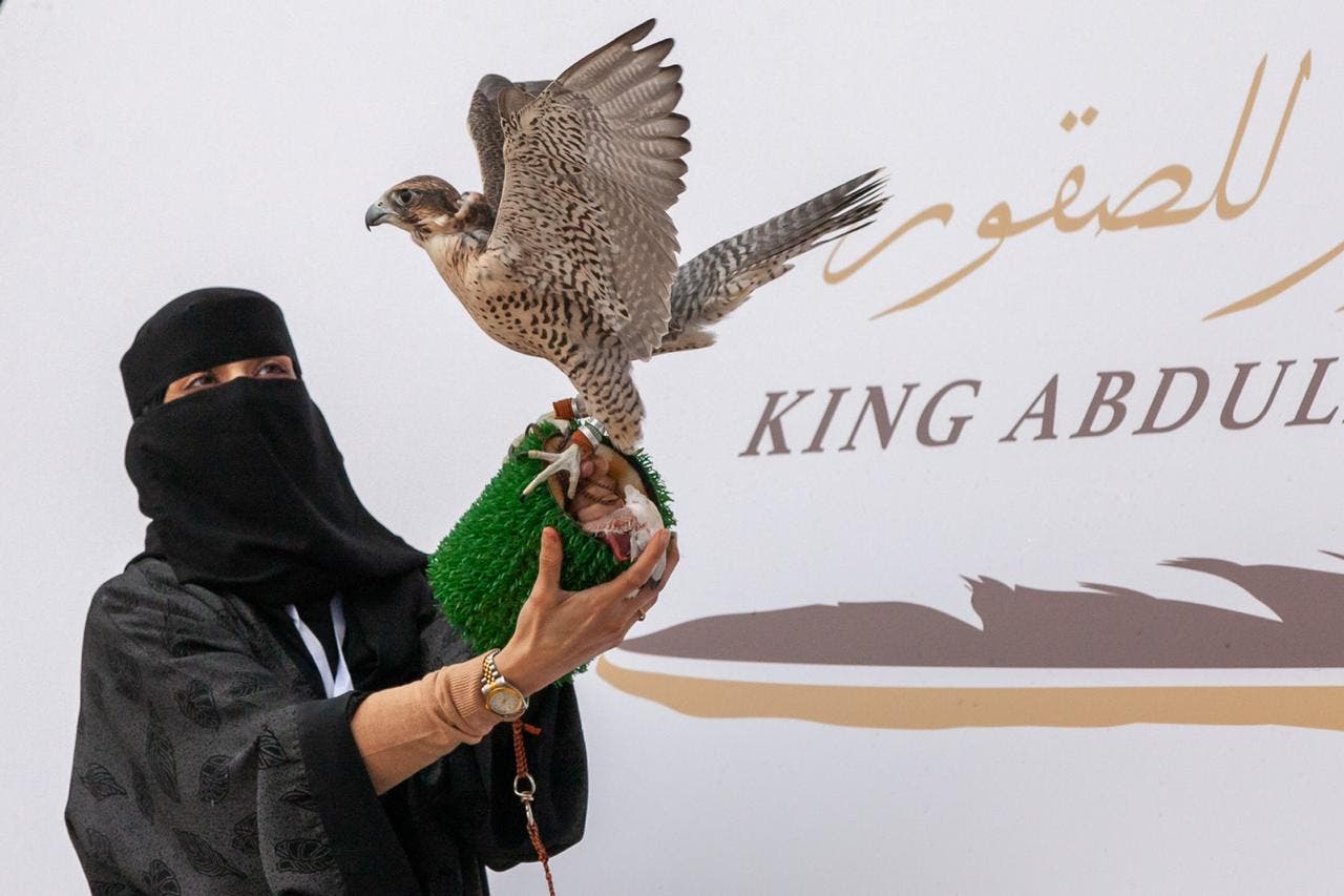 أول صقارة سعودية تشارك مهرجان الملك عبدالعزيز
