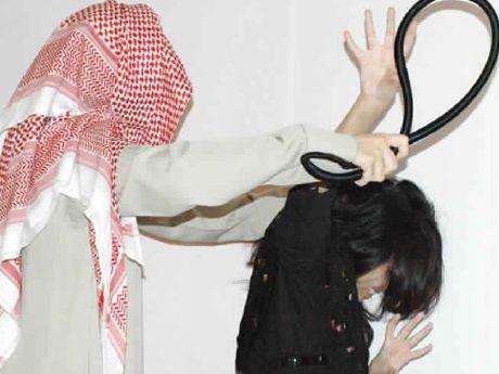 بحجة الغيرة المفرطة..زوج يحتجز زوجته ثلاث أسابيع مع التعنيف
