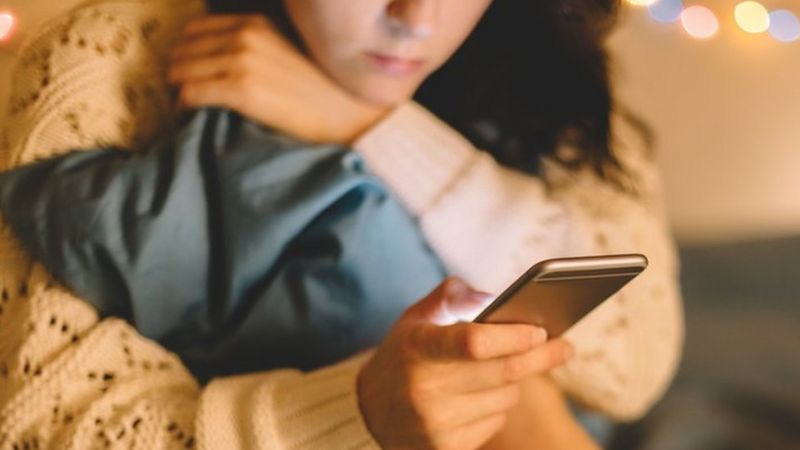 مواقع التواصل الاجتماعي: فتيات يتحدثن عن تجارب إبتزاز جنسي عبر الإنترنت
