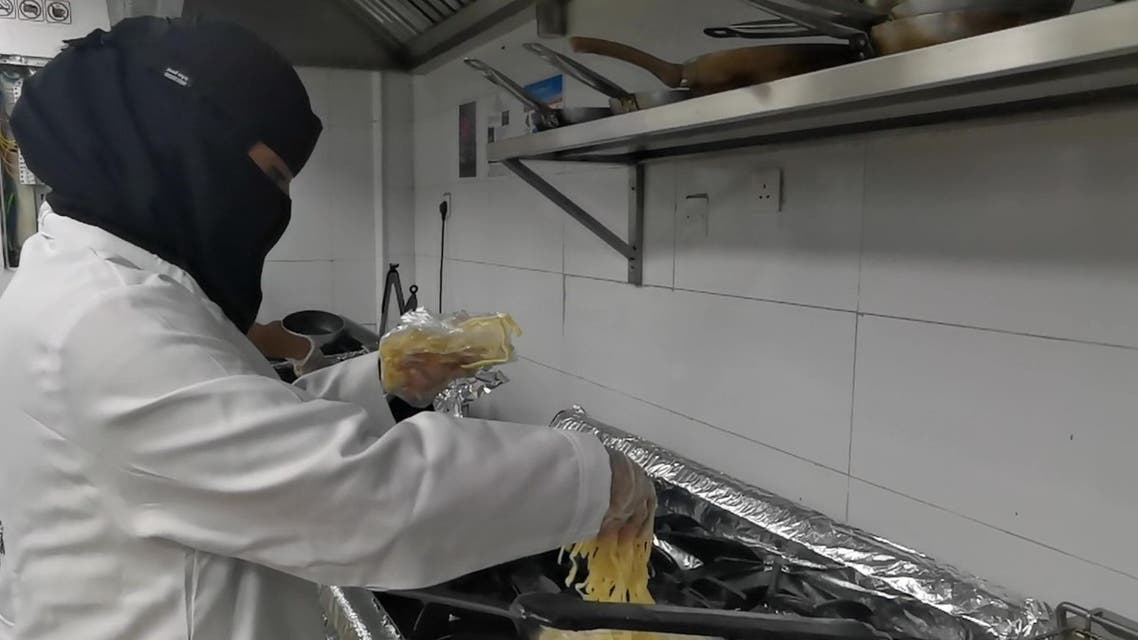 قصة سعودي استقال من وظيفته لدعم زوجته في المطعم
