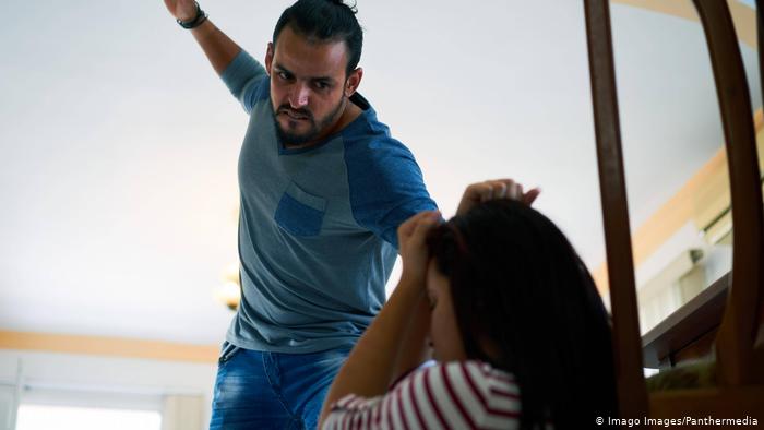 ألمانيا.. لماذا تكون اللاجئة لقمة سائغة للعنف المنزلي؟
