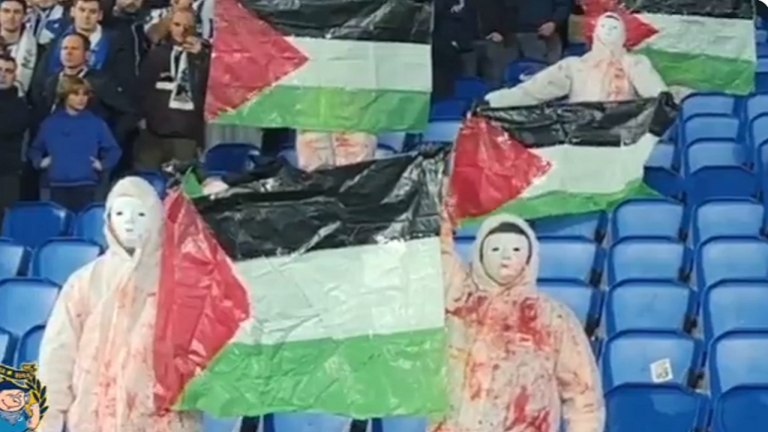 فيديو مثير.. جماهير فريق يدخل الملعب بملابس ملطخة بالدماء دعما لغزة
