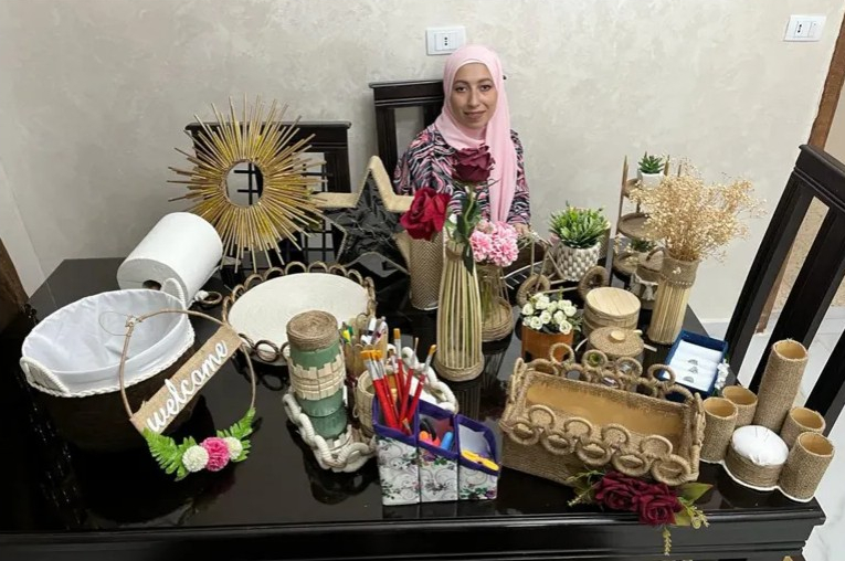 شابة أردنية ترفض كلمة "مهملات" وتعيد تدويرها لصناعة قطع فنية
