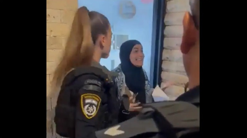 صراخها ملأ المكان.. فيديو لاعتقال فلسطينية بسبب واتساب!

