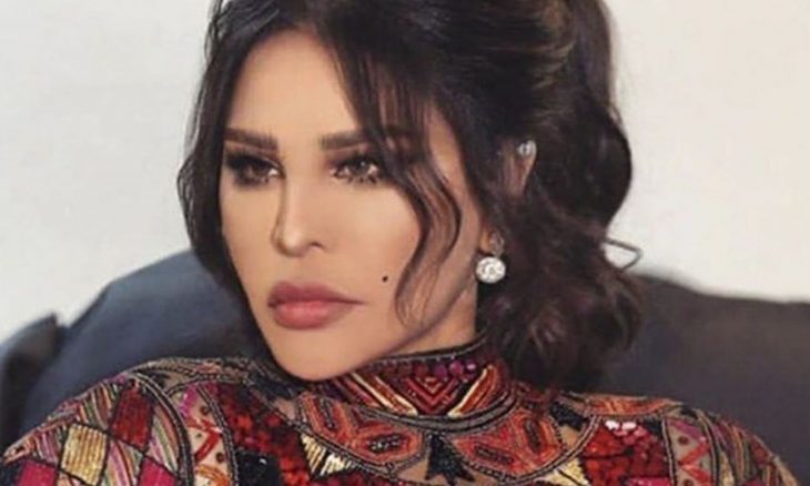سخرية واسعة من كمامة أحلام المرصعة بالألماس.. وهكذا كان ردها – (صورة)
