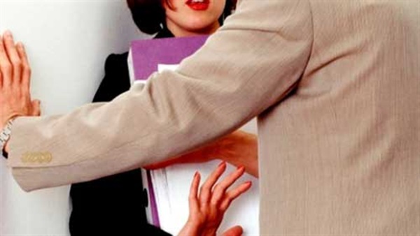 "نساء ضد العنف" تُطالب بفرض "أقسى العقوبات" على مُدرّس مُشتبه بالتحرّش بطالبة
