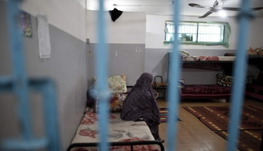 صوت| خطوات احتجاجية للأسرى بعد حرمانهم من 140 صنفاً من بقالة السجن
