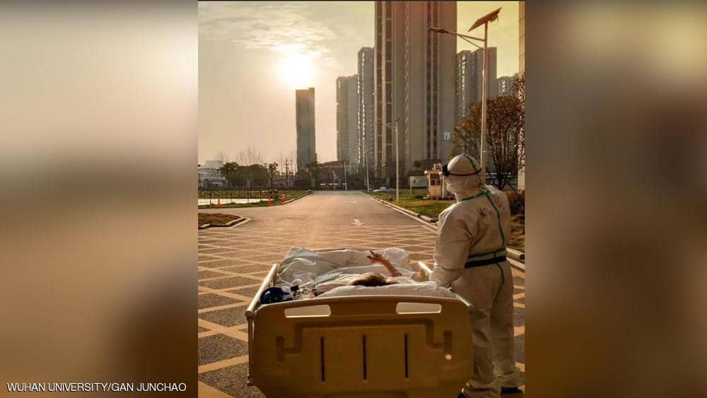طبيب ومريض وشمس.. قصة صورة" كورونا" التي هزت شبكات التواصل
