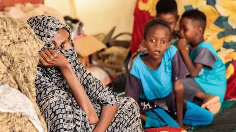 حرب السودان.. نحو 230 ألف طفل وامرأة "مهددون بالموت جوعاً"

