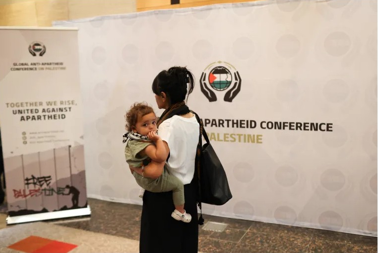 عمرها عام وتشارك مع أمها بمؤتمر لمكافحة الفصل العنصري
