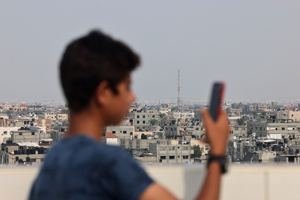 "ملهمات الوطن"..تأثير انقطاع الاتصالات والإنترنت على حياة النساء ذوات الإعاقة في قطاع غزة


