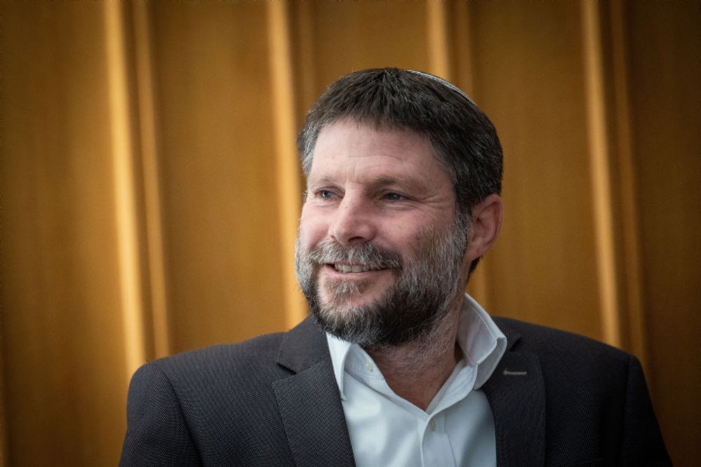 سموتريتش يطالب بتشريع لاستخدام أموال السلطة الفلسطينية المحتجزة
