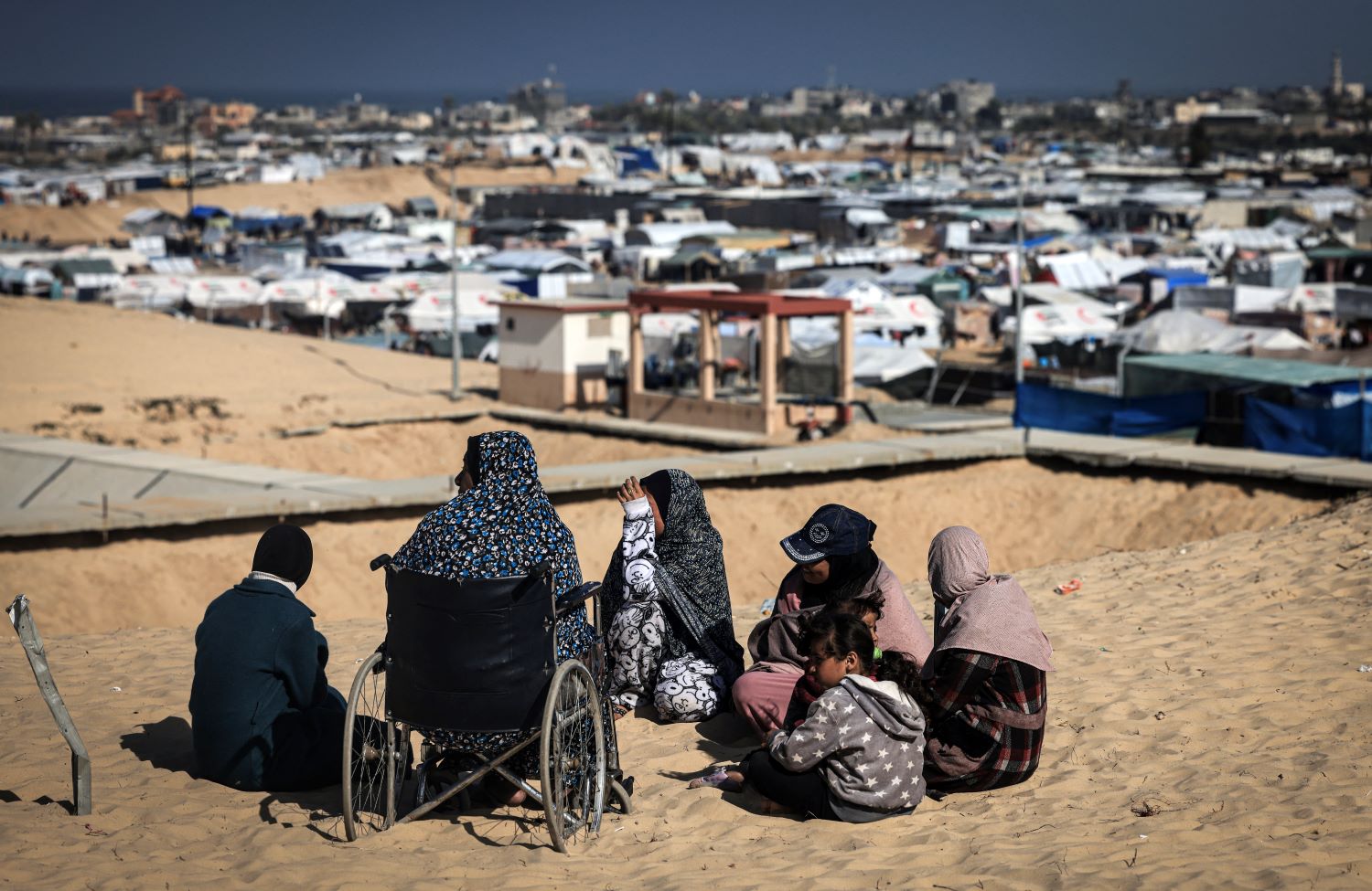 البرد القارس يفاقم معاناة النازحين في قطاع غزة
