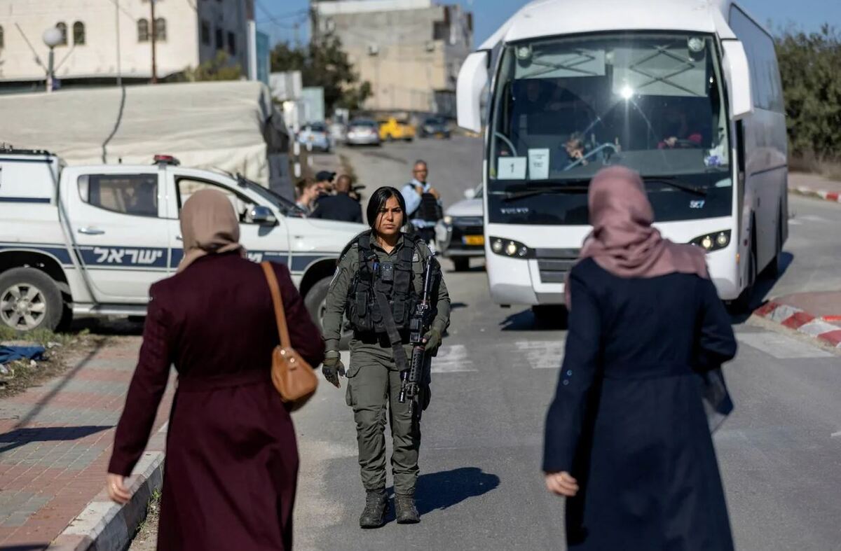 غضب واستنكار.. 50 جنديًا إسرائيليًا يجبرون 5 فلسطينيات على التعري!
