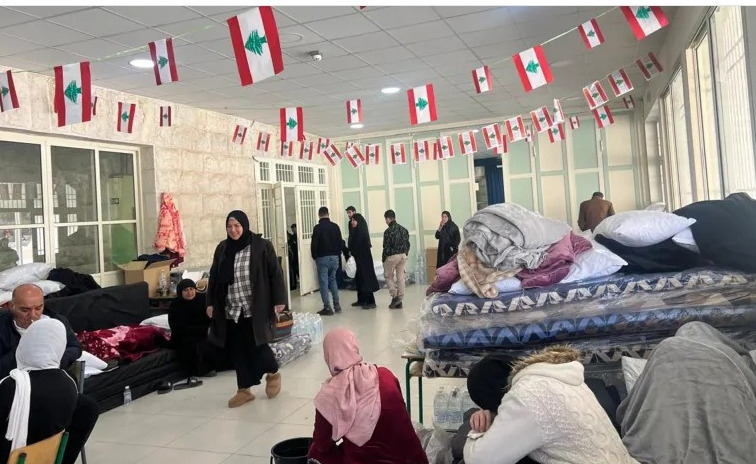 أمهات يلدن الخوف.. واقع 500 حامل في مراكز إيواء البقاع
