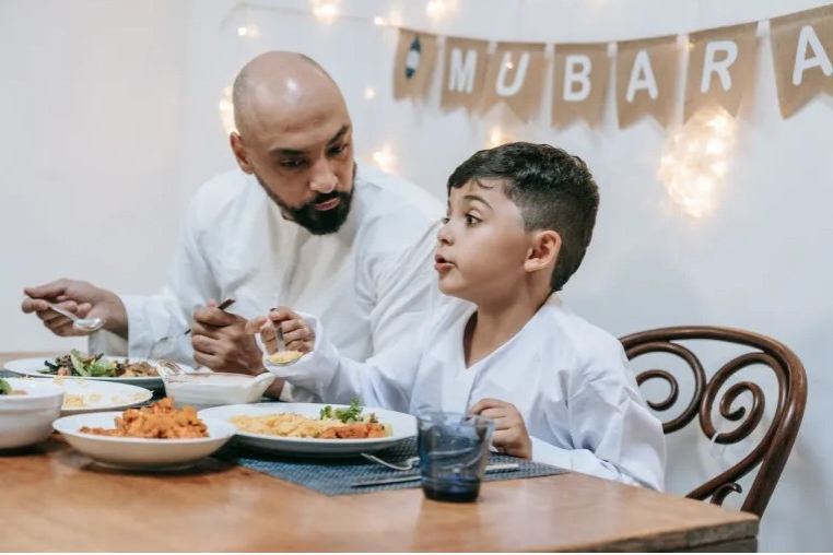 لماذا يتصرف الأطفال بشكل أفضل في وجود الأب؟
