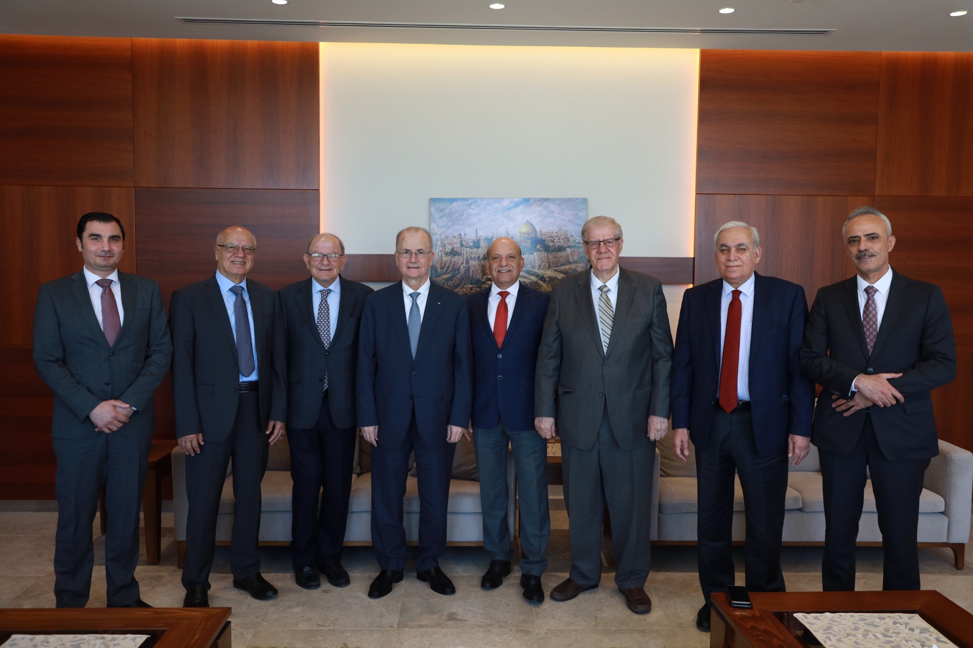 رئيس الوزراء ورئيس مجلس إدارة صندوق الاستثمار الفلسطيني يستكملان إجراءات الاستلام والتسليم 

