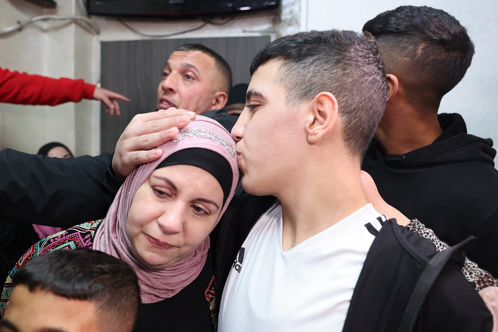 الاحتلال يفرج عن 30 معتقلا بينهم 15 إمرأة و15 طفلا
