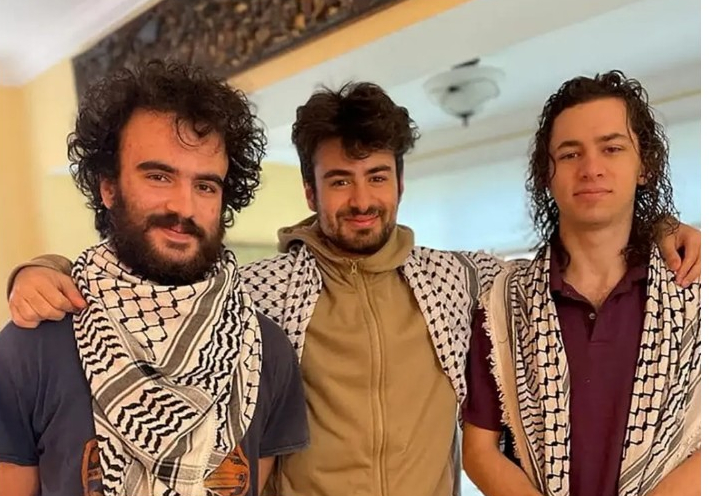 قد لا يمشي بحياته.. والدة أحد شبان"فيرمونت" الفلسطينيين تتحسر

