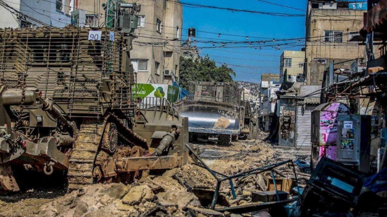 الاحتلال يواصل اقتحام جنين ومخيمها وسط تدمير كبير للبنية التحتية .. وانباء عن شهداء في قرية مثلث الشهداء
