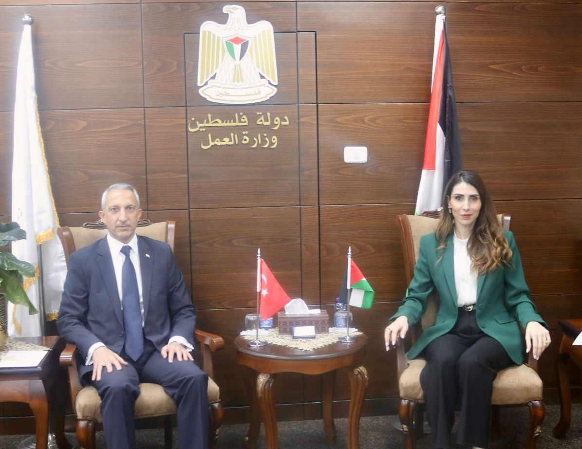 وزيرة العمل والقنصل التركي يبحثان مجالات الشراكة لدعم قطاع العمل الفلسطيني

