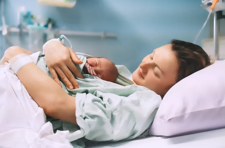 من الطعام إلى العزل.. طقوس رعاية الأم بعد الولادة في الثقافات المختلفة
