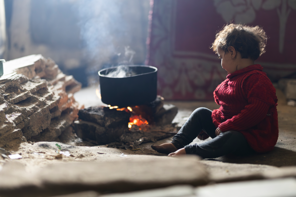 ملاذ بين الأموات: رحلة أم للبحث عن الأمان في غزة

