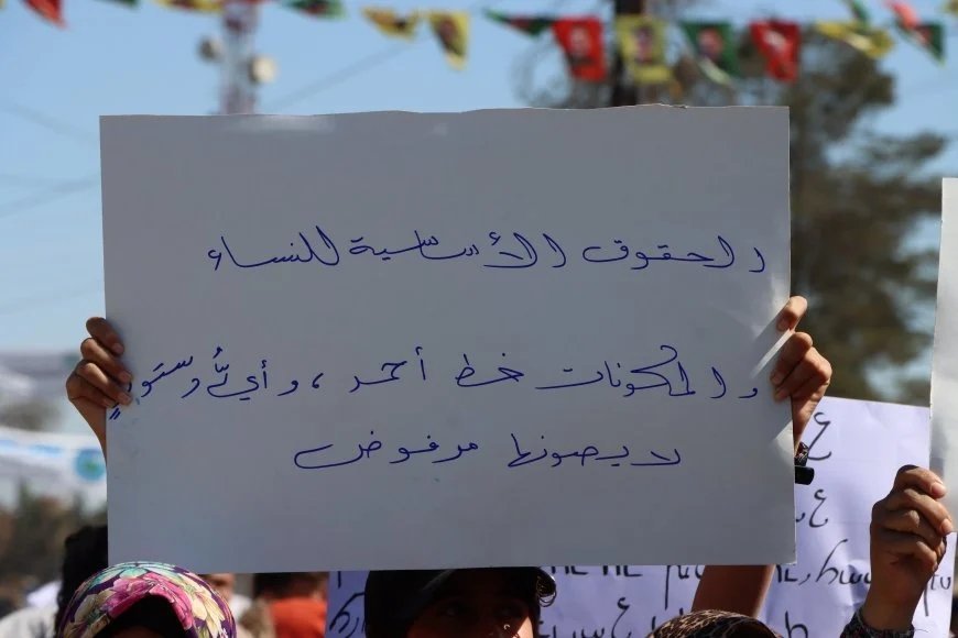 صحفية سورية: ضمان مشاركة النساء أساس لشرعية أي دستور جديد للبلاد
