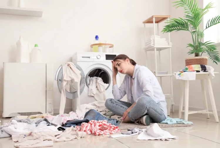 ما لا تقوله أكوام الغسيل.. لماذا تخنقكِ الفوضى ولا يراها زوجك؟
