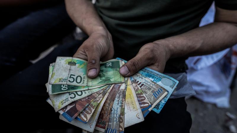 المشي على الأقدام خيار الغزيين بسبب نقص السيولة النقدية والفكة المهترئة
