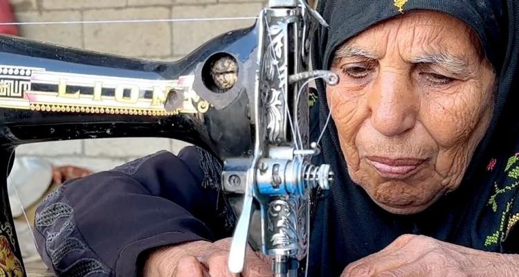 غزيات يصنعن اقتصاد البقاء في ظل الحرب .. و يعِدن تعريف دور "المعيل" دون مظلة حماية
